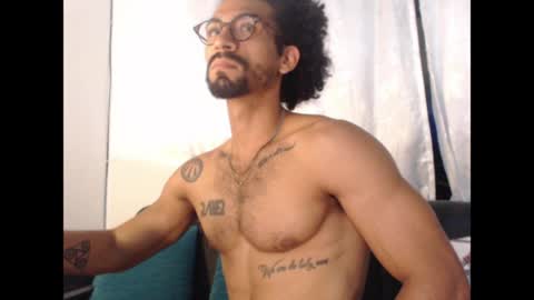 Snapshot of romeocolin_ chatting on 03/18/26, 08:50 R O M E O online show from 03/18/26, 08:50