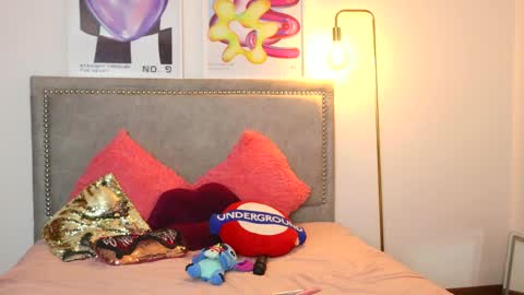 Snapshot of ronieeplay chatting on 10/08/25, 02:20 Roni online show from 10/08/25, 02:20