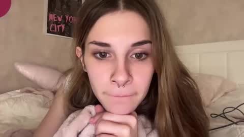 Snapshot of ros3210 chatting on 10/20/25, 03:51 Rose online show from 10/20/25, 03:51