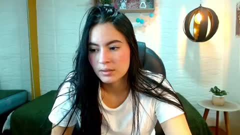 Snapshot of rosaliea chatting on 05/27/26, 04:09 R O S A L I A online show from 05/27/26, 04:09