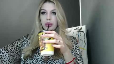 Snapshot of rosaline_ly chatting on 04/19/26, 12:04 Rosalina online show from 04/19/26, 12:04