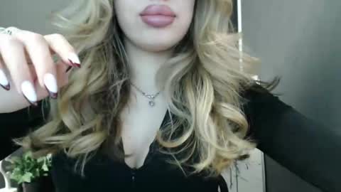 Snapshot of rosaline_ly chatting on 04/27/26, 01:09 Rosalina online show from 04/27/26, 01:09