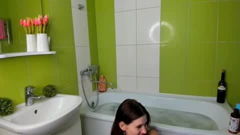 Snapshot of roseblanche2k chatting on 01/25/25, 10:18 Florin online show from 01/25/25, 10:18