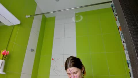 Snapshot of roseblanche2k chatting on 03/09/25, 05:28 Florin online show from 03/09/25, 05:28