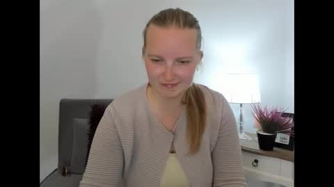 Snapshot of rosehypnotic chatting on 04/21/26, 05:28 Rose online show from 04/21/26, 05:28