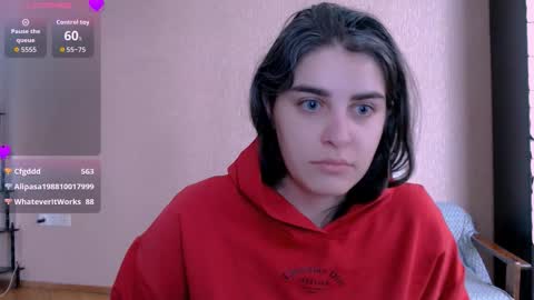 Snapshot of roselina_ chatting on 10/27/25, 07:01 Rose online show from 10/27/25, 07:01