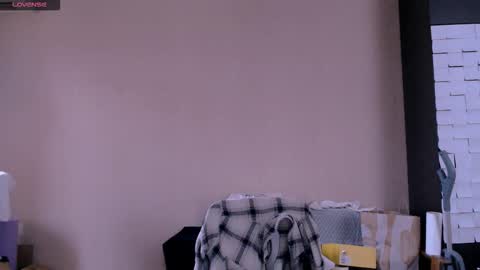 Snapshot of roselina_ chatting on 12/04/25, 07:28 Rose online show from 12/04/25, 07:28