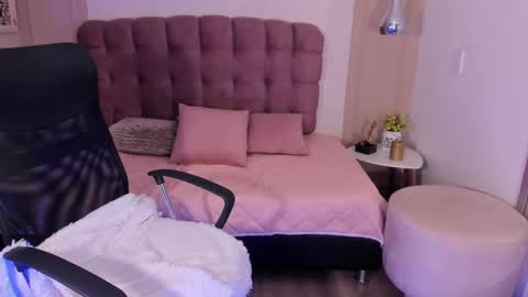 Snapshot of rosetaylorla chatting on 04/25/26, 02:25 Rose Taylor online show from 04/25/26, 02:25
