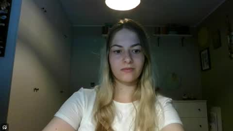 Snapshot of rosie_june chatting on 09/19/25, 08:27 Rosie online show from 09/19/25, 08:27