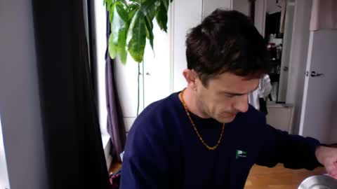 Snapshot of rosscollab chatting on 11/12/25, 03:01 RossCollab online show from 11/12/25, 03:01