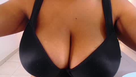 Snapshot of rosselyn_ chatting on 03/27/26, 12:05 Rossi Hill online show from 03/27/26, 12:05