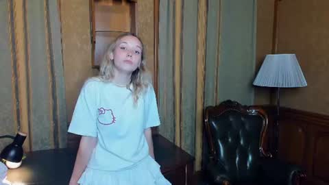 Snapshot of rossiehendsbee chatting on 07/15/26, 07:41 Anne online show from 07/15/26, 07:41