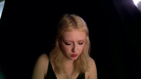 Snapshot of rosy_petal chatting on 10/13/25, 01:33 rosy_petal online show from 10/13/25, 01:33