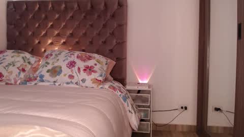 Rouss marie henao  online show from 12/01/25, 01:16