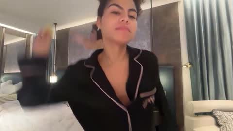 Snapshot of roustar1 chatting on 11/17/25, 10:26 Roustar online show from 11/17/25, 10:26