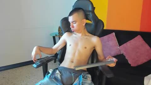 Snapshot of rowancley chatting on 11/08/25, 01:11 Rowan online show from 11/08/25, 01:11