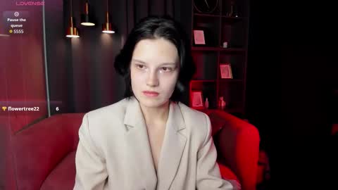 Snapshot of rowenmoon chatting on 12/18/25, 02:23 rowenmoon online show from 12/18/25, 02:23