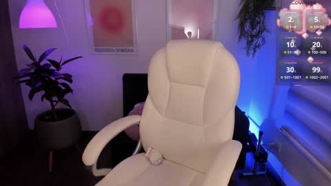 Snapshot of roxana_04_ chatting on 01/07/25, 08:03 Rox online show from 01/07/25, 08:03