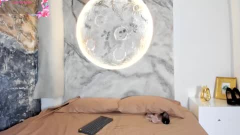 Snapshot of roxanaborns chatting on 10/29/25, 01:02 roxanaborns online show from 10/29/25, 01:02