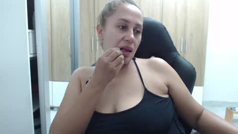 Snapshot of roxanalove7 chatting on 01/25/25, 11:22 Roxana online show from 01/25/25, 11:22