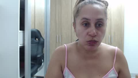 Snapshot of roxanalove7 chatting on 01/27/25, 04:20 Roxana online show from 01/27/25, 04:20