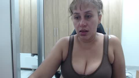 Snapshot of roxanalove7 chatting on 02/06/25, 04:31 Roxana online show from 02/06/25, 04:31