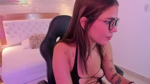 Snapshot of roxi_moon1 chatting on 05/21/26, 07:43 R O X Y online show from 05/21/26, 07:43