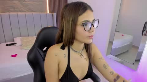 Snapshot of roxi_moon1 chatting on 05/23/26, 07:40 R O X Y online show from 05/23/26, 07:40