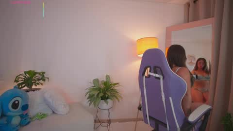 Snapshot of roxie_gates chatting on 05/02/26, 02:49 R O X I E online show from 05/02/26, 02:49