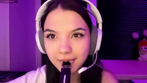 Snapshot of roxiepiurkowski chatting on 12/16/25, 02:11 Hana online show from 12/16/25, 02:11