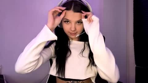 Snapshot of roxiepiurkowski chatting on 12/18/25, 11:49 Hana online show from 12/18/25, 11:49