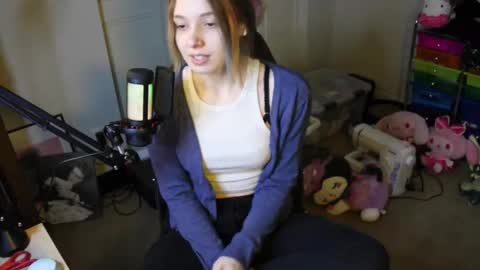 Snapshot of roxiethefox chatting on 01/18/26, 02:37 roxie online show from 01/18/26, 02:37