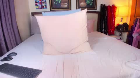 Snapshot of roxiets chatting on 10/10/25, 07:51 roxie online show from 10/10/25, 07:51