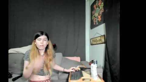 Snapshot of roxihazeleyes chatting on 06/04/26, 11:49 roxihazeleyes online show from 06/04/26, 11:49