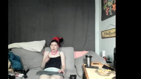 Snapshot of roxihazeleyes chatting on 06/05/26, 01:17 roxihazeleyes online show from 06/05/26, 01:17