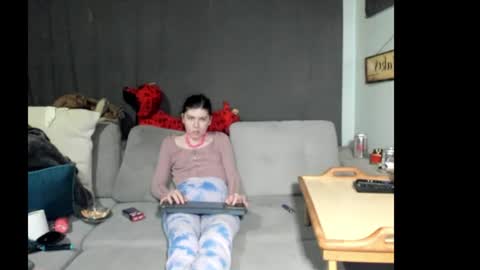 Snapshot of roxihazeleyes chatting on 06/08/26, 02:39 roxihazeleyes online show from 06/08/26, 02:39