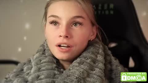 Snapshot of roxxxie_reid chatting on 10/30/25, 08:42 Roxieex ABBY online show from 10/30/25, 08:42