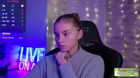 Snapshot of roxxxie_reid chatting on 12/04/25, 07:33 Roxieex ABBY online show from 12/04/25, 07:33