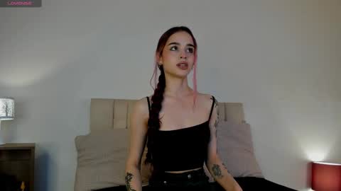 Snapshot of roxxy_mora chatting on 02/12/25, 09:22 Roxxy online show from 02/12/25, 09:22