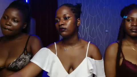 Snapshot of roxy_heather chatting on 11/08/25, 03:34 Roxy online show from 11/08/25, 03:34