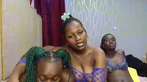 Snapshot of roxy_heather chatting on 11/25/25, 05:07 Roxy online show from 11/25/25, 05:07