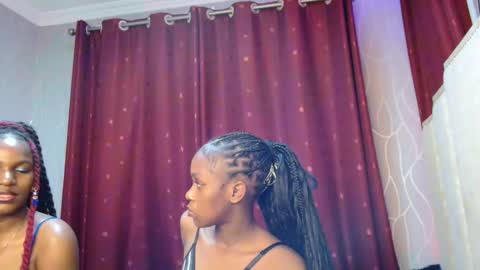 Snapshot of roxy_heather chatting on 02/25/26, 04:05 Roxy online show from 02/25/26, 04:05