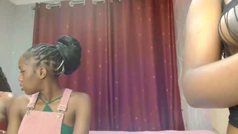 Snapshot of roxy_heather chatting on 02/28/26, 06:42 Roxy online show from 02/28/26, 06:42