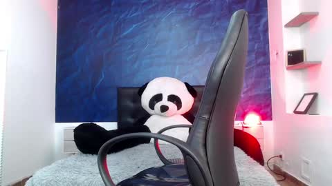 Snapshot of roxy_jones_ chatting on 01/16/25, 01:04 roxy_jones_ online show from 01/16/25, 01:04