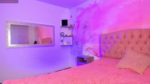 Snapshot of roxy_jones_ chatting on 02/25/25, 10:29 roxy_jones_ online show from 02/25/25, 10:29