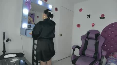 Snapshot of roxy_lu_07 chatting on 05/18/26, 01:56 Roxy online show from 05/18/26, 01:56