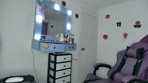 Snapshot of roxy_lu_07 chatting on 06/19/26, 02:16 Roxy online show from 06/19/26, 02:16