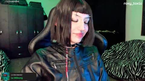 Roxy Independient model Help me to reach 50 thumbs up online show from 10/15/25, 01:39