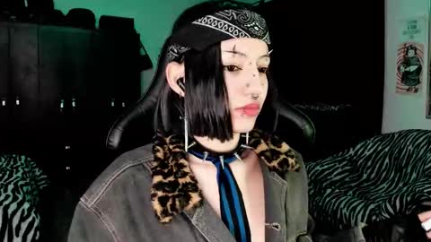 Snapshot of roxy_toxic chatting on 12/19/25, 01:34 Roxy Independient model Help me to reach 50 thumbs up online show from 12/19/25, 01:34