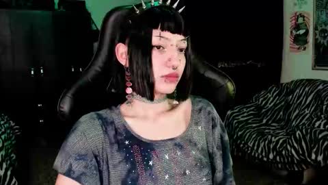 Snapshot of roxy_toxic chatting on 01/12/26, 11:54 Roxy Independient model Help me to reach 50 thumbs up online show from 01/12/26, 11:54